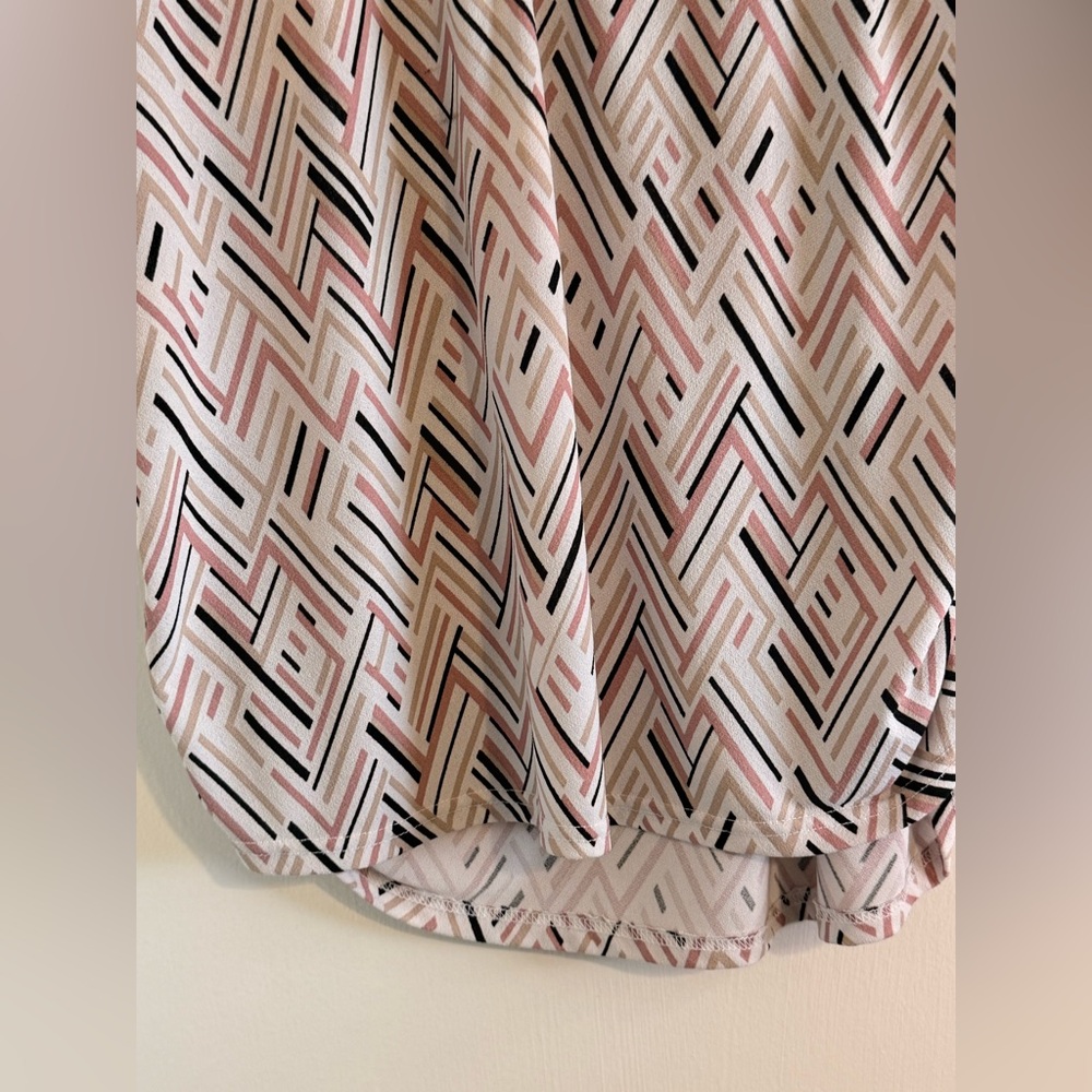 Geometric Patterned Women's Top - Picture 4 of 7